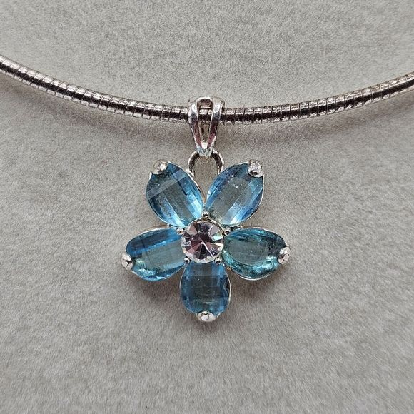 VINTAGE Avon Silver Tone Blue Rhinestone Flower Pendant Choker Necklace Signed - Picture 2 of 7